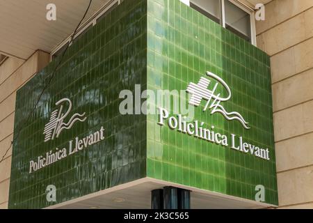 Felanitx, Spanien; september 21 2022: Hauptfassade des privaten Gesundheitszentrums Policlinica Llevant, in der mallorquinischen Stadt Felanitx, Spanien Stockfoto