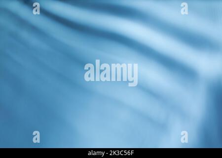 Schatten und Licht ätzende Wirkung auf blaue Wand Stockfoto