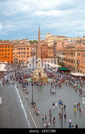 Rom, Italien - 2022. September - erhöhter Blick auf die Piazza Navona von oben Stockfoto