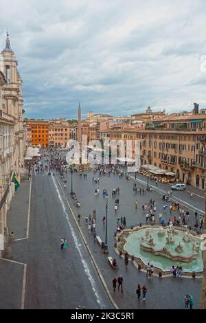 Rom, Italien - 2022. September - erhöhter Blick auf die Piazza Navona von oben Stockfoto