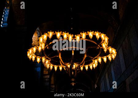 Kronleuchter der Hagia Sophia Moschee, Details der Hagia Sophia Lichter, historische Kirche, Reise in Istanbul, das Innere eines heiligen Gebäudes Stockfoto