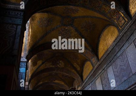 Innenraum der Hagia Sophia Moschee, Details der Hagia Sophia Kuppel mit Mosaiken, antike Kirche, Reisen in Istanbul, Innere eines heiligen Gebäudes Stockfoto