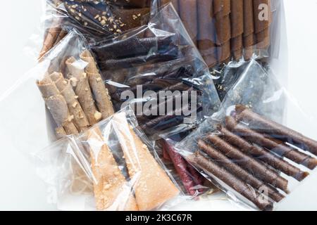 Handgemachte hausgemachte, sortierte Pastille in der Schachtel und ganze Früchte, Wandnuss- und Zimtstangen auf hellem Hintergrund. Set aus verschiedenen Fruchtpaste Apfel Stockfoto