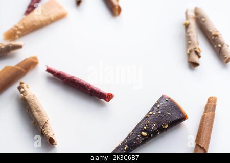 Obstpastilien isoliert auf weißem Hintergrund. Obst-Roll-ups aus Himbeere, Äpfeln, Orange und Johannisbeere. Stockfoto