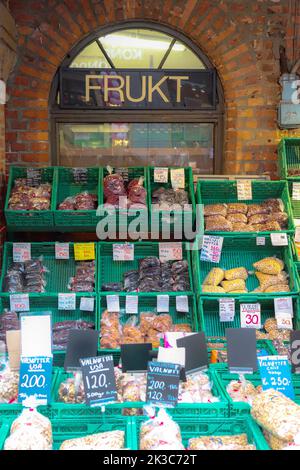 Körbe mit Tüten Nüsse im Süßwarenladen Stockfoto