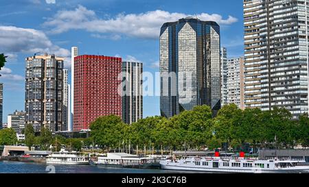 Paris, Frankreich, Juni 2022. Ein wunderschönes Bild mit modernen Wolkenkratzern, die entlang der seine Reihen. Schöner Sommertag. Stockfoto