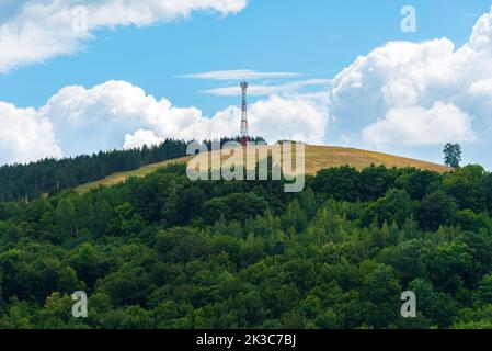 Telekommunikationsturm auf dem Hügel an sonnigen Sommertagen Stockfoto