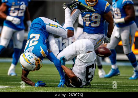 Los Angeles, Usa. 25. September 2022. Los Angeles Chargers bringen den Nasir Adderley (No.24) und Jacksonville Jaguars Wide Receiver Christian Kirk (No.13) während des NFL-Fußballspiels zwischen Los Angeles Chargers und Jacksonville Jaguars im SoFi Stadium in Aktion. Endergebnis; Ladegeräte 10:38 Jaguare. Kredit: SOPA Images Limited/Alamy Live Nachrichten Stockfoto