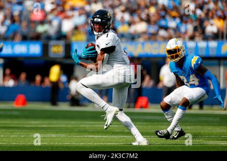 Los Angeles, Usa. 25. September 2022. Der Jacksonville Jaguars Wide Receiver Zay Jones (No.7) und die Los Angeles Chargers bringen Nasir Adderley (No.24) während des NFL-Fußballspiels zwischen Los Angeles Chargers und Jacksonville Jaguars im SoFi Stadium in Aktion. Endergebnis; Ladegeräte 10:38 Jaguare. Kredit: SOPA Images Limited/Alamy Live Nachrichten Stockfoto