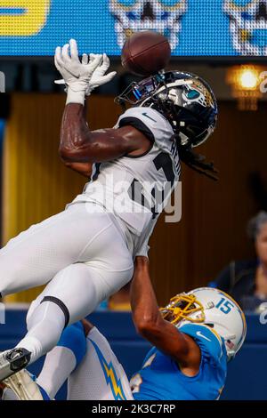 Los Angeles, Usa. 25. September 2022. Jacksonville Jaguars Eckpfeiler Tre Herndon (No.37) und der Los Angeles Chargers Wide Receiver Jalen Guyton (No.15) sind während des NFL-Fußballspiels zwischen Los Angeles Chargers und Jacksonville Jaguars im SoFi Stadium in Aktion. Endergebnis; Ladegeräte 10:38 Jaguare. Kredit: SOPA Images Limited/Alamy Live Nachrichten Stockfoto