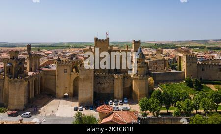 Beeindruckendes Olite Castle an einem warmen, sonnigen Tag, Navarra, Spanien Stockfoto