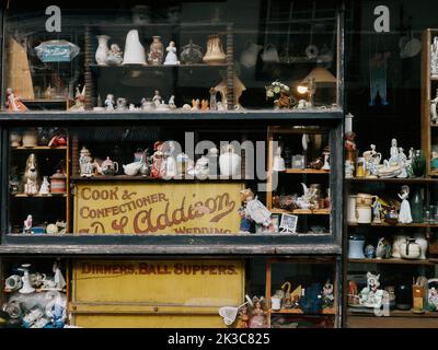 Roberts stöbern in einem Vintage-Junk-Shop aus zweiter Hand in Hastings Old Town, Hastings, East Sussex, England Stockfoto