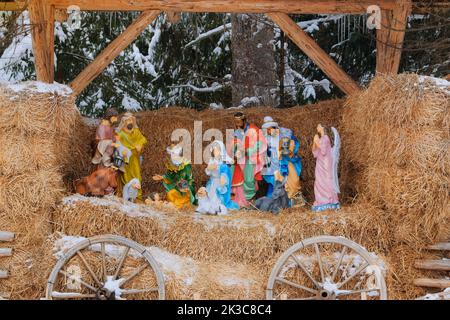 Weihnachtskrippe. Festliche Installation. Nacht mit der Geburt Jesu. Stockfoto