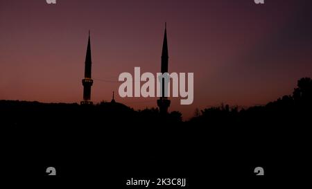 Schöne islamische Landschaft mit Moschee, Silhouette Minarette in Eyup, Sonnenuntergang in Istanbul, religiöser Hintergrund, abstrakte islamische Tapete, Muslim Stockfoto