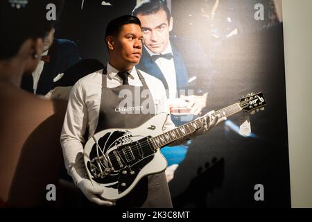 Ondon UK. 26. September 2022. Special Edition Duesenberg 007 E-Gitarre, Schätzung GBP 3.000-5000. Christies Preview of Sixty Years of James Bond. Kredit: amer ghazzal/Alamy Live Nachrichten. Stockfoto