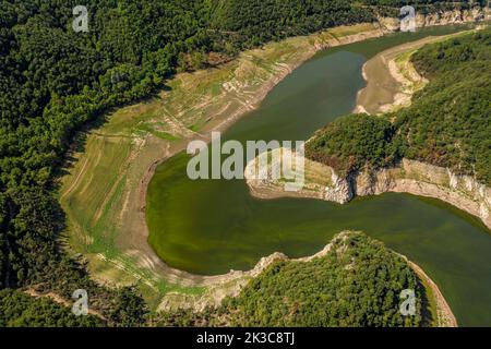 Luftaufnahme des Stausees Susqueda im Gebiet Sant Martí de Querós während der Sommertrockenheit von 2022 (Les Guilleries, Girona, Katalonien, Spanien) Stockfoto
