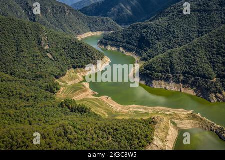 Luftaufnahme des Stausees Susqueda im Gebiet Sant Martí de Querós während der Sommertrockenheit von 2022 (Les Guilleries, Girona, Katalonien, Spanien) Stockfoto