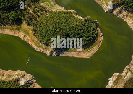 Luftaufnahme des Susqueda-Reservoirs in der Region Sant Martí de Querós während der Dürre im Sommer 2022. (Les Guilleries, Girona, Katalonien, Spanien) Stockfoto