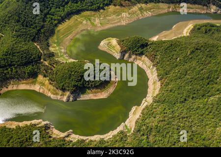 Luftaufnahme des Stausees Susqueda im Gebiet Sant Martí de Querós während der Sommertrockenheit von 2022 (Les Guilleries, Girona, Katalonien, Spanien) Stockfoto