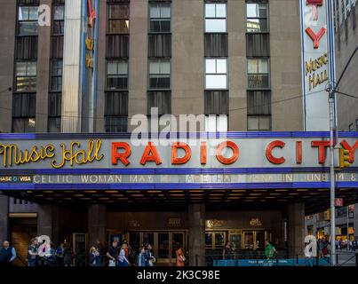 Die Radio City Music Hall ist ein legendärer Theatersaal an der Avenue of the Americas im Rockefeller Center in Midtown Manhattan, New York City Stockfoto