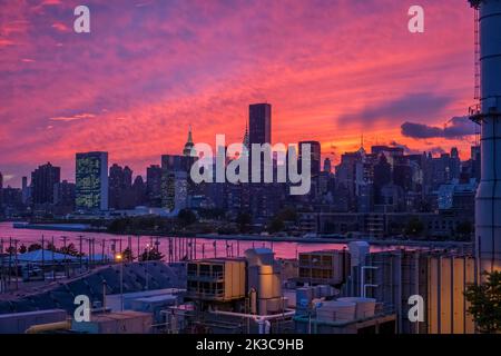 Luftaufnahme in der Abenddämmerung von Queens in Richtung East River und Manhattan in New York City, USA Stockfoto