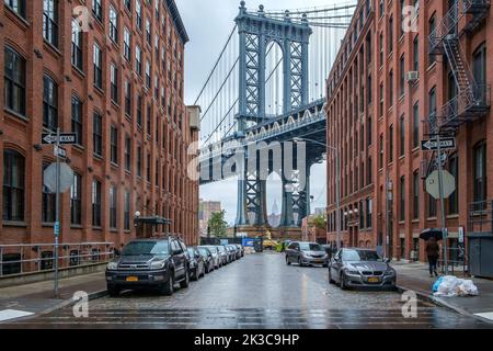 Manhattan Bridge von der Washington Street in DUMBO, Brooklyn in New York City aus gesehen Stockfoto