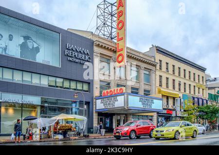 Legendäres Apollo Theater in Harlem, New York City. Das Theater hat zahlreiche weltberühmte afro-amerikanische Musikkünstler gezeigt. Stockfoto