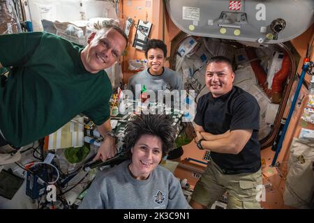 ISS - 11. Juli 2022 - Expedition 67 Flight Engineers (im Uhrzeigersinn von links) Bob Hines, Jessica Watkins und Kjell Lindgren, alle von der NASA und Samantha Stockfoto