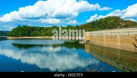 Bort-les-Orgues. Damm hält das Wasser der Dordogne zurück. Wasserkraftwerk ausgestellt von EDF. Correze .Nouvelle Aquitaine. Frankreich Stockfoto