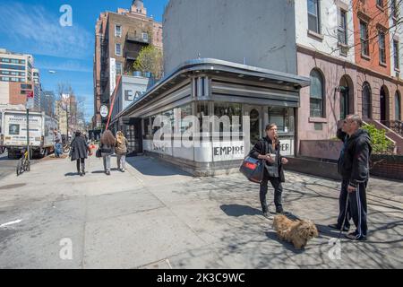 Das Empire Diner ist ein berühmtes Restaurant an der Ecke der 10. Avenue und 22. Street in Manhattan in New York City, das schon in vielen Filmen zu sehen war. Stockfoto
