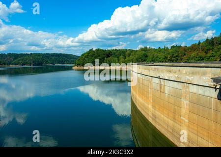 Bort-les-Orgues. Damm hält das Wasser der Dordogne zurück. Wasserkraftwerk ausgestellt von EDF. Correze .Nouvelle Aquitaine. Frankreich Stockfoto