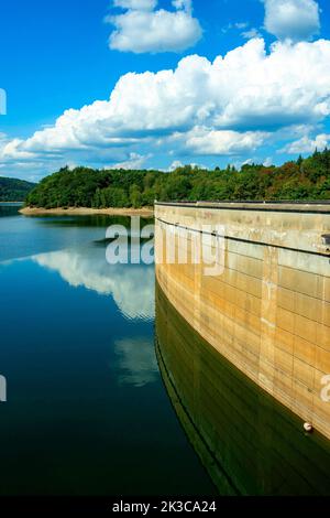 Bort-les-Orgues. Damm hält das Wasser der Dordogne zurück. Wasserkraftwerk ausgestellt von EDF. Correze .Nouvelle Aquitaine. Frankreich Stockfoto