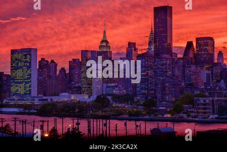 Luftaufnahme in der Abenddämmerung von Queens in Richtung East River und Manhattan in New York City, USA Stockfoto