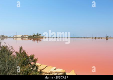 Ein malerischer Blick auf einen See mit rosa Wasser in Salinas de San Pedro del Pinatar, Region Murcia, Spanien Stockfoto