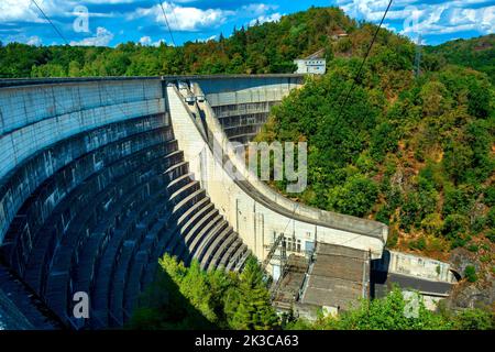 Bort-les-Orgues. Damm hält das Wasser der Dordogne zurück. Wasserkraftwerk ausgestellt von EDF. Correze .Nouvelle Aquitaine. Frankreich Stockfoto