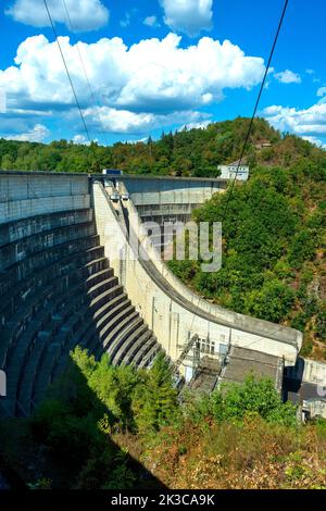 Bort-les-Orgues. Damm hält das Wasser der Dordogne zurück. Wasserkraftwerk ausgestellt von EDF. Correze .Nouvelle Aquitaine. Frankreich Stockfoto