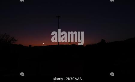 Schöne bunte Landschaft mit Moschee Minarett, Minarette Silhouette in Istanbul, blau orange Sonnenuntergang Blick in Istanbul, religiösen Hintergrund Stockfoto