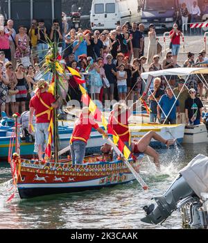 Das jährliche Fest der 'U Pisci a Mari' im sizilianischen Dorf Aci Trezza, in der Nähe von Catania. Dies findet um das Fest der Geburt des hl. Johannes des Täufers Ende Juni statt. Es handelt sich um eine traditionelle Fischereiexpedition für Schwertfisch, die früher in der Straße von Messina stattgefunden hat. Die Rolle des Schwertfisches wird von einem Schwimmer gespielt, der wiederholt von den Fischern gefangen wird, blutig aufgeschnitten wird, dann aber irgendwie entkommen kann. Schließlich schafft es der „Schwertfisch“, das Boot umzustürzen. Stockfoto