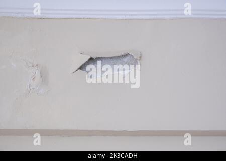 Beschädigte Hauswand, feuchte und feuchte Wand, Feuchtigkeit und Schimmel, altes und altes Haus, grunge Textur Stockfoto