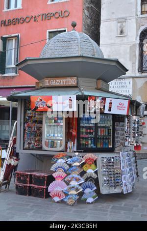 Venedig, Italien - Kiosk voller verschiedener Zeitungen in einer kleinen Straße in Venedig Stockfoto