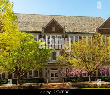 East Lansing MI - 14. Mai 2022: Eingang zum alten Gartenbaugebäude an der MSU Stockfoto