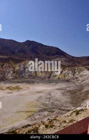 Ein Blick auf den aktiven hydrothermalen Krater des Vulkans Stefanos auf der griechischen Insel Nisyros an einem Sommerferientag. Stockfoto