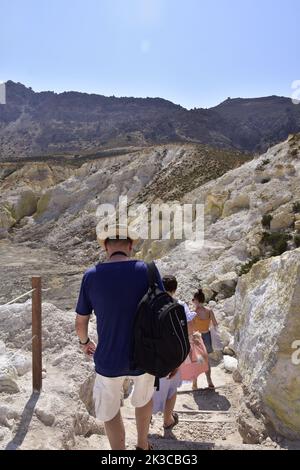 Ein Blick auf den aktiven hydrothermalen Krater des Vulkans Stefanos auf der griechischen Insel Nisyros an einem Sommerferientag. Stockfoto