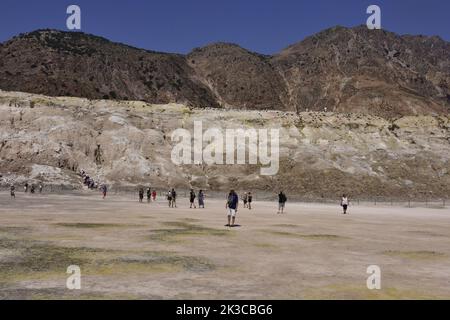 Ein Blick auf den aktiven hydrothermalen Krater des Vulkans Stefanos auf der griechischen Insel Nisyros an einem Sommerferientag. Stockfoto