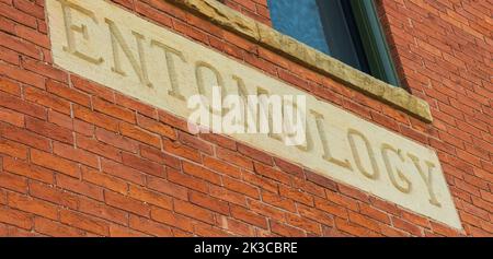 East Lansing MI - 14. Mai 2022: Maurerpest für das alte Entomologiegebäude Stockfoto