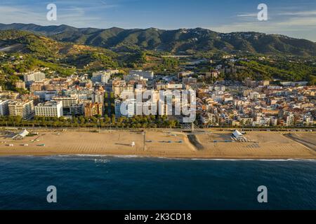 Luftaufnahme des Stadtstrandes von Calella. Im Hintergrund das Montnegre-Massiv (Maresme, Barcelona, Katalonien, Spanien) ESP: Vista aérea de Calella Stockfoto