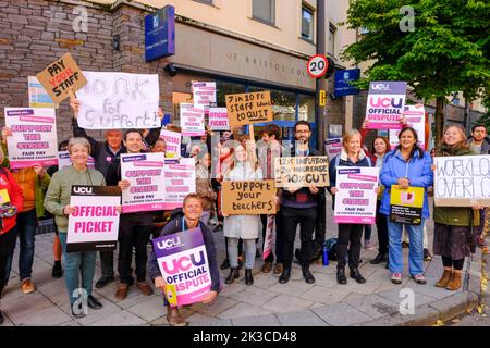 Bristol, Großbritannien. 26. September 2022. Die Dozierenden der Bristol Further Education setzen sich für Renten, faire und gleiche Löhne, angemessene Arbeitslasten und ein Ende prekärer Verträge ein. Die Dozenten werden von der UCU Union unterstützt. Abgebildet ist der Streikposten vor dem College Green Center in Bristol. Kredit: JMF Nachrichten/Alamy Live Nachrichten Stockfoto