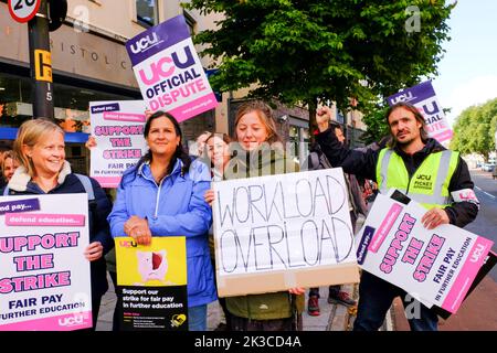 Bristol, Großbritannien. 26. September 2022. Die Dozierenden der Bristol Further Education setzen sich für Renten, faire und gleiche Löhne, angemessene Arbeitslasten und ein Ende prekärer Verträge ein. Die Dozenten werden von der UCU Union unterstützt. Abgebildet ist der Streikposten vor dem College Green Center in Bristol. Kredit: JMF Nachrichten/Alamy Live Nachrichten Stockfoto