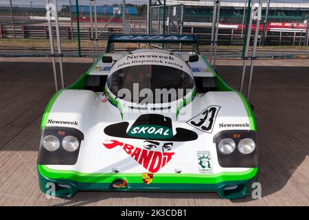 Vorderansicht von A1984, Porsche 956 in der Lackierung von Skoal Bandit, in einer Sonderdarstellung anlässlich des 40-jährigen Bestehens der Gruppe C, auf der Silverstone Classic 2022 Stockfoto