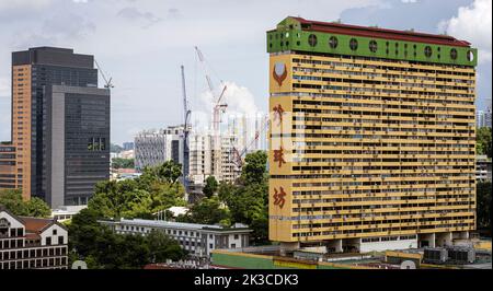 Singapur, 24. Juli 2022 - Gelbes Apartmentgebäude in Chinatown. Stockfoto